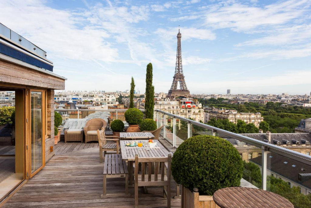 terrasse et tour Eiffel