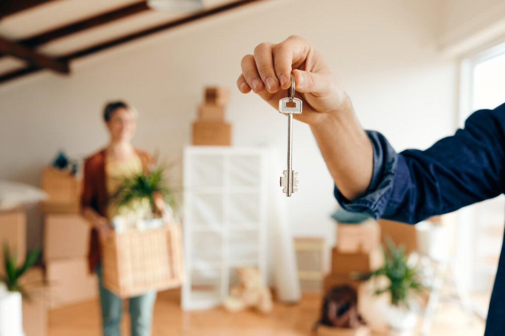 Gros plan de l’homme tenant la clé de sa nouvelle maison
