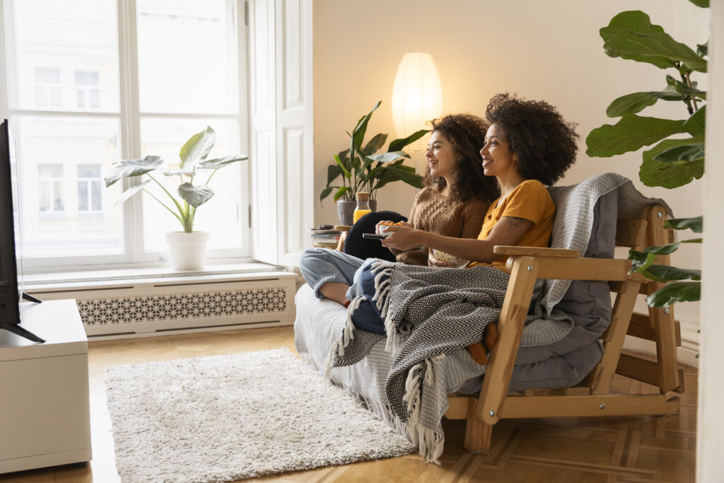 Plein coup de smiley femmes assis sur canapé
