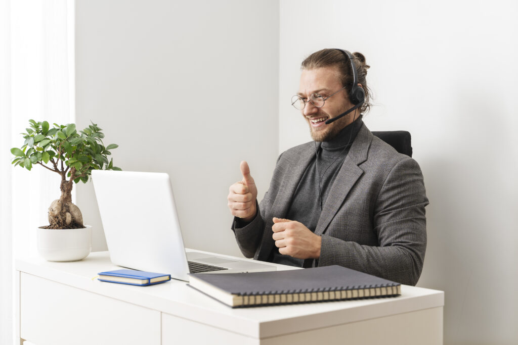 Smiley homme avec ordinateur portable