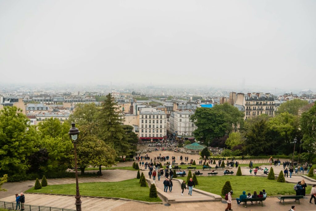 Vue depuis la basilique du Sacré-Cœur de Montmartre à Paris en période de brouillard