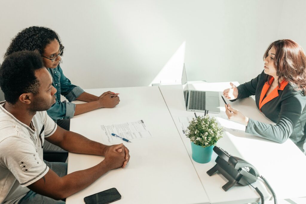 Le gestionnaire discute de quelques moments essentiels avec les propriétaires