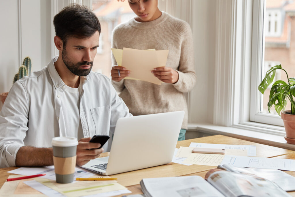 Sérieux concentré homme travaillant à domicile