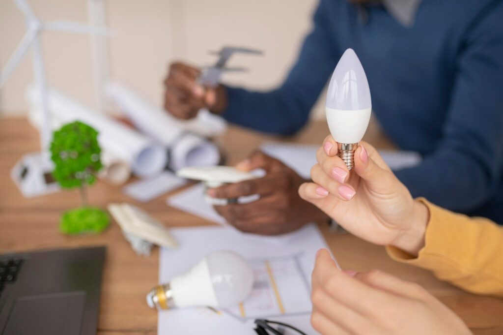 Collègues travaillant ensemble sur un projet environnemental en gros plan
