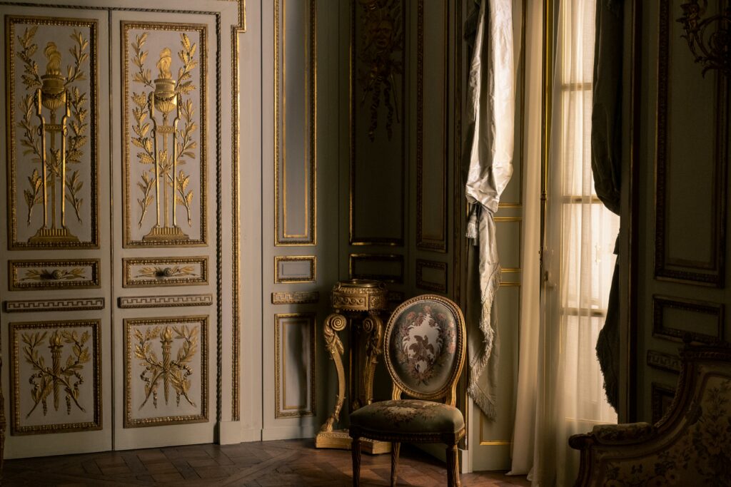 Photo de chaise en bois à côté de la fenêtre