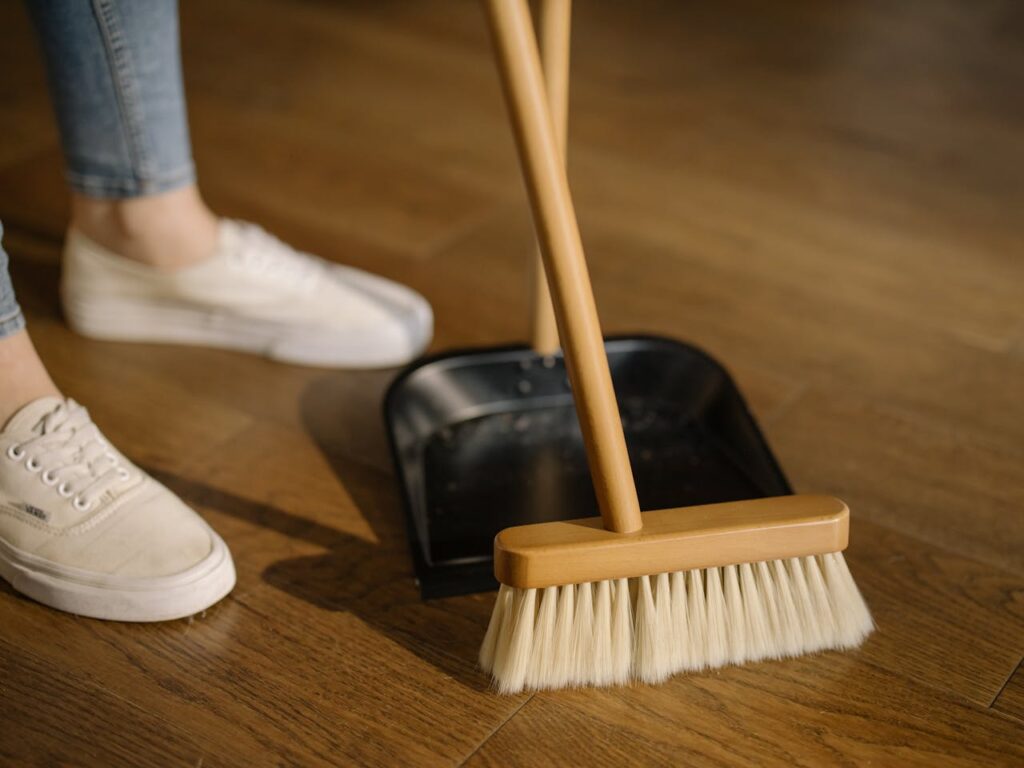 Personne portant un pantalon blanc et des chaussettes blanches debout à côté de Brown Broom