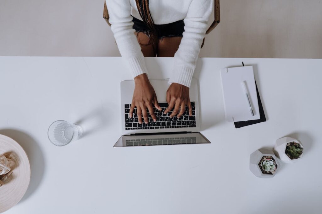 Femme utilisant le MacBook Pro