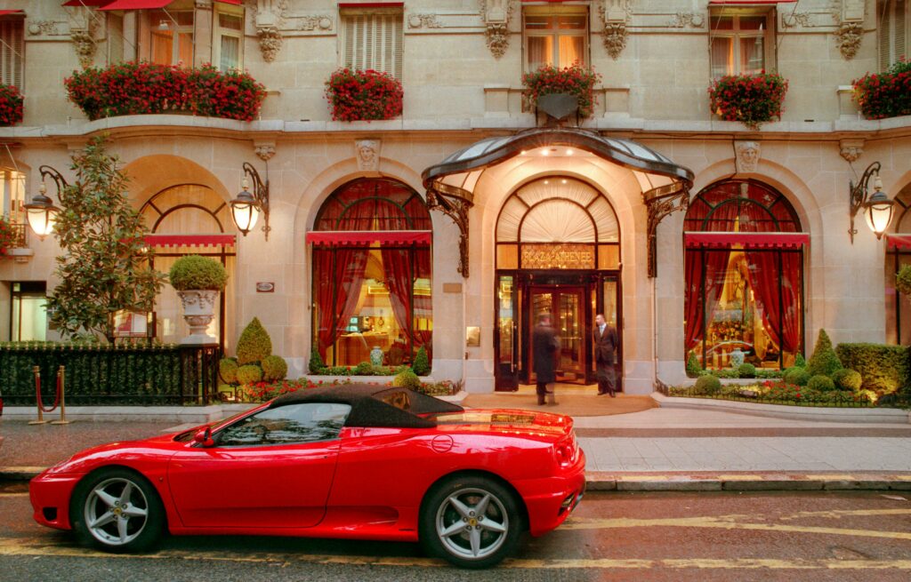 Voiture rouge de Ferrari garée sur la rue devant l’hôtel