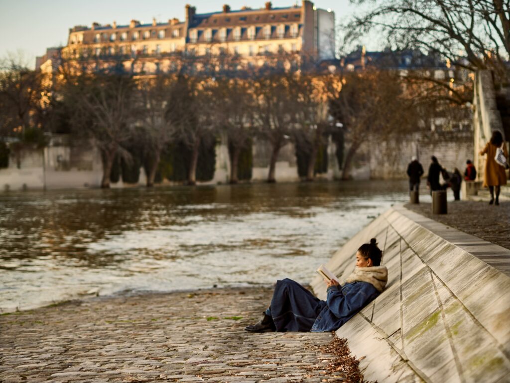 femme lisant un livre

