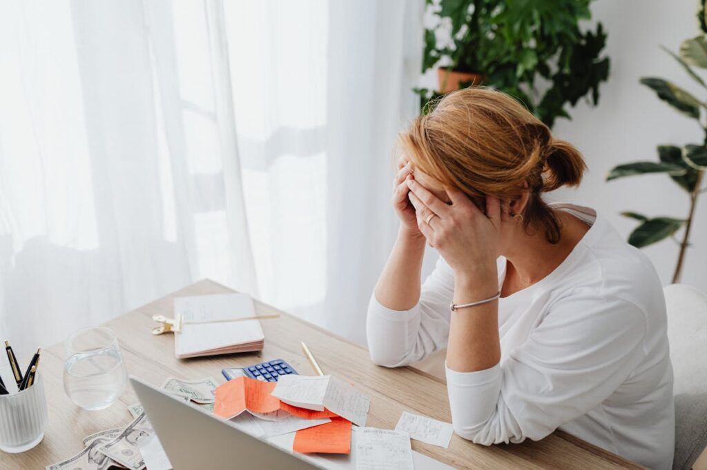 Femme et reçus sur le bureau