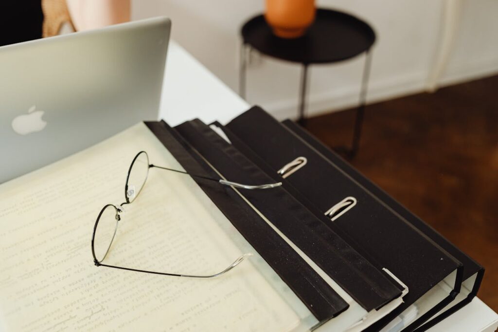 Macbook, documents et lunettes