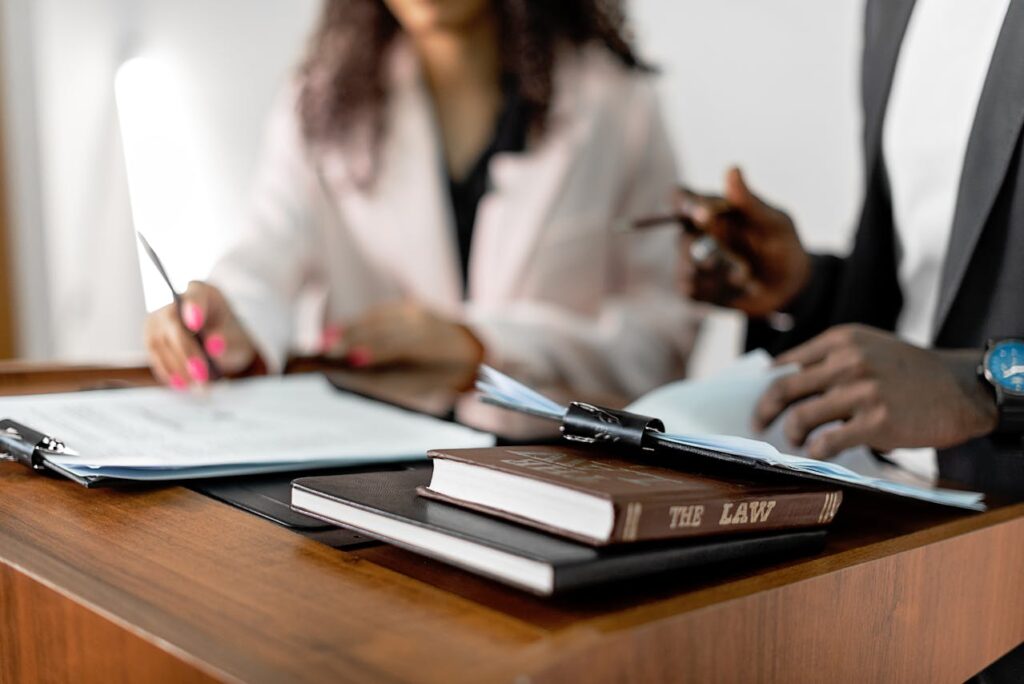 Livre de droit sur un podium