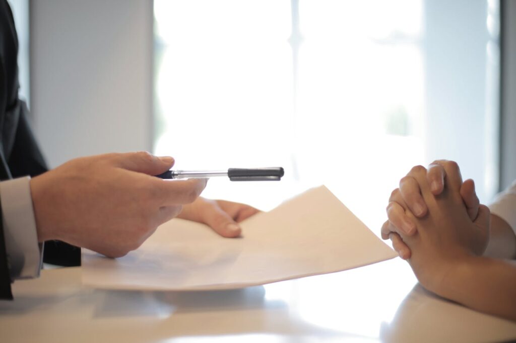 homme d’affaires donnant contrat femme signer