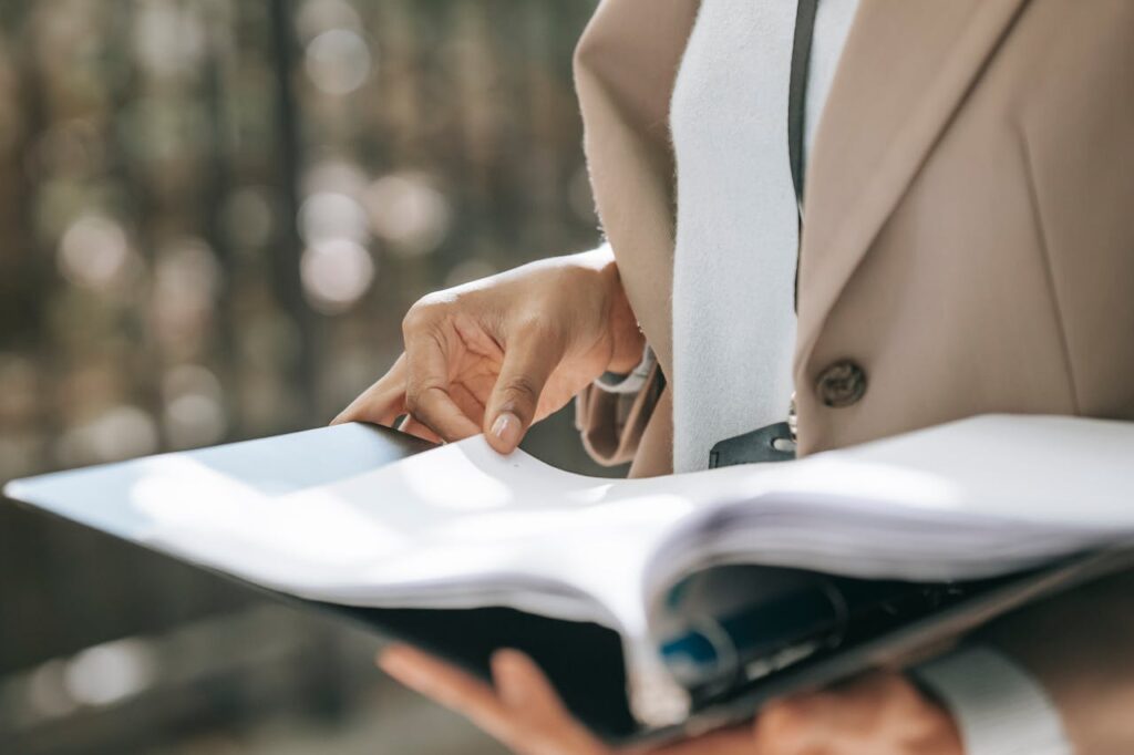 femme d’affaires regardant à travers des documents