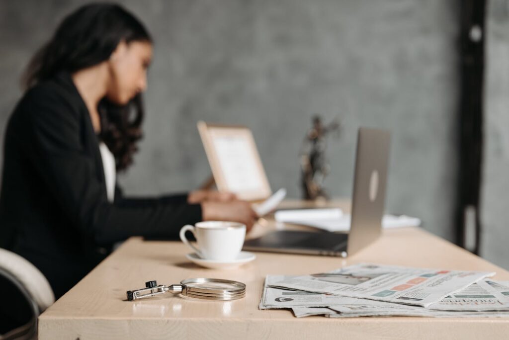 Femme travaillant au bureau dans le bureau