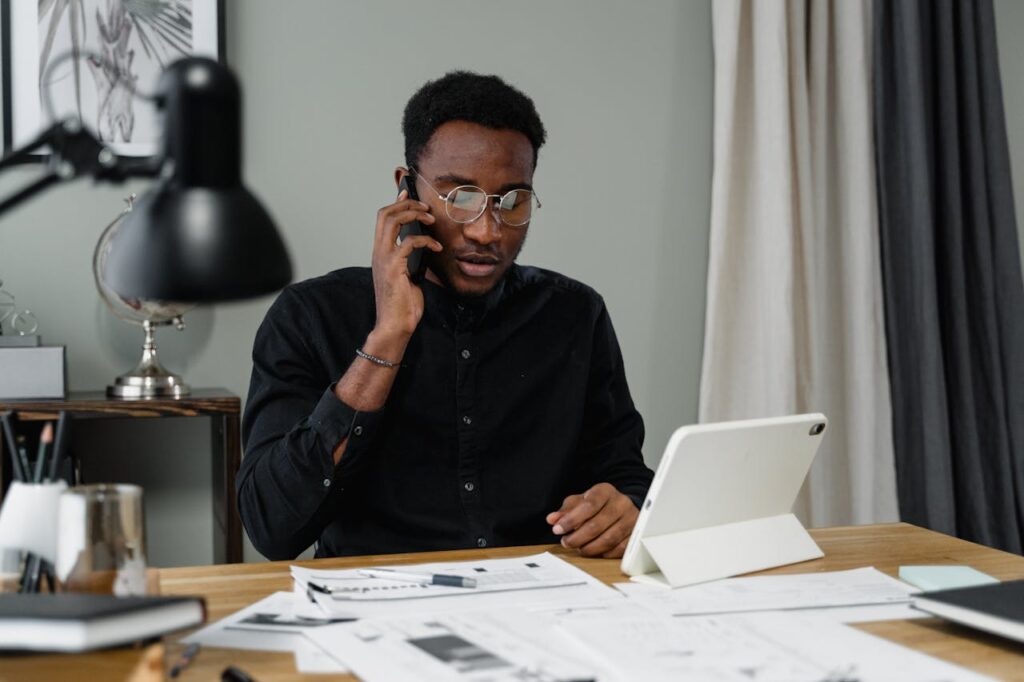 Homme parlant au téléphone