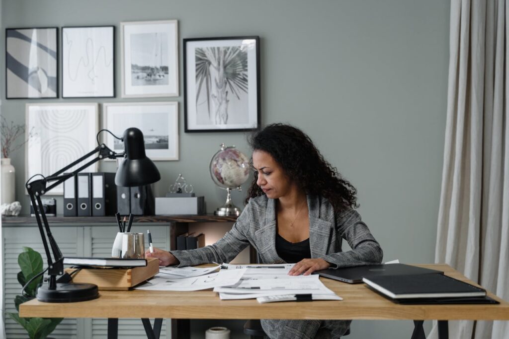 femme au bureau