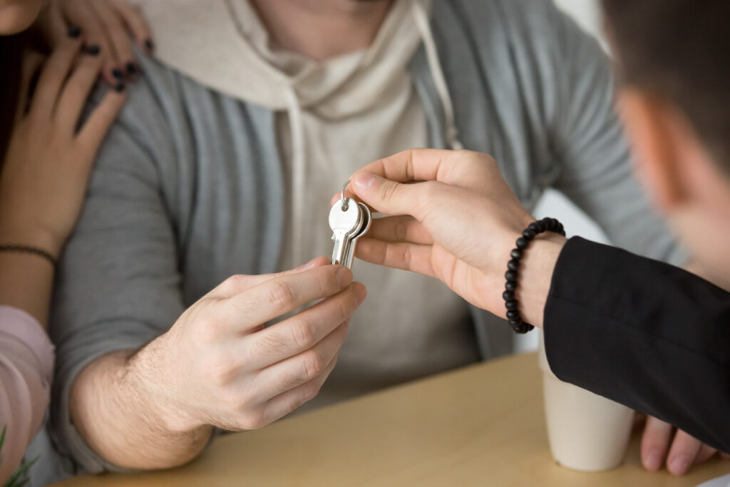 Le gestionnaire de la propriété donne les clés à un couple