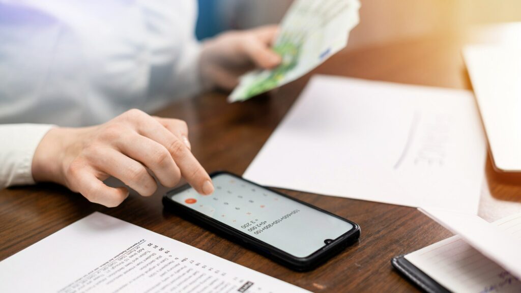 Femme travaillant avec des finances sur la table