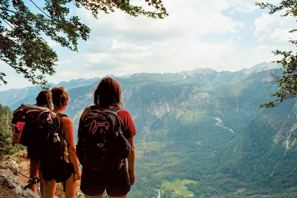 Filles regardant les montagnes