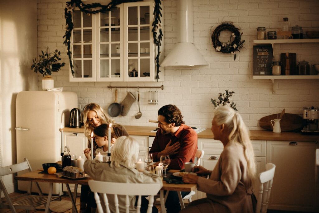 La famille est assise sur une table dans la cuisine