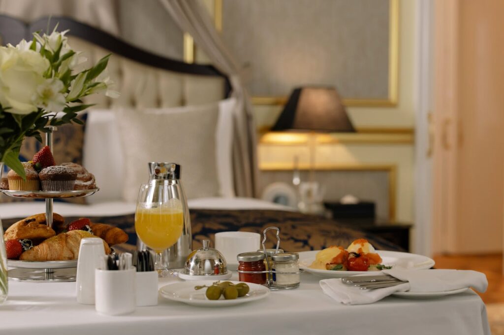 Table de petit déjeuner dans une chambre d’hôtel