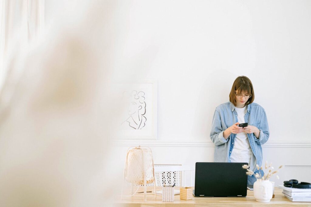 Femme texting sur son smartphone