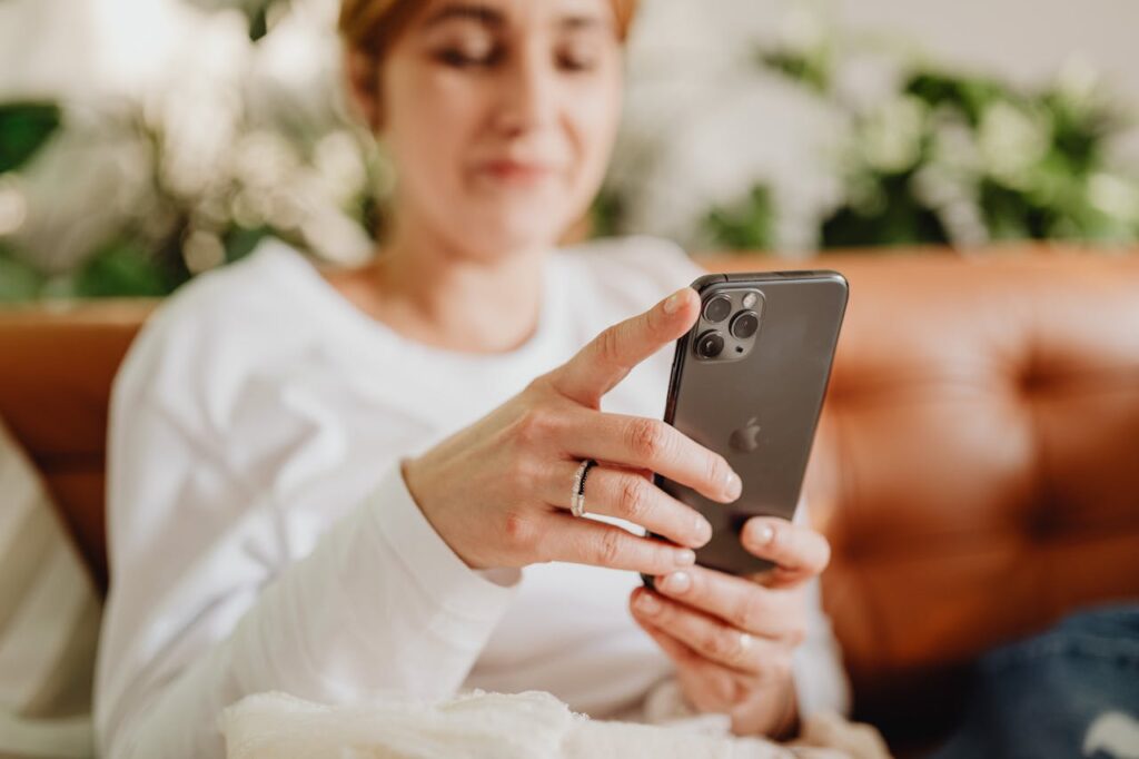 Femme utilisant un téléphone portable moderne