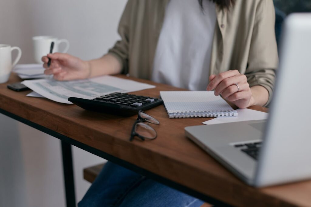 les femmes calculent les impôts