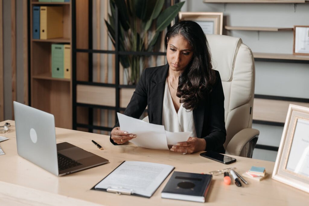 Femme travaillant au bureau dans le bureau