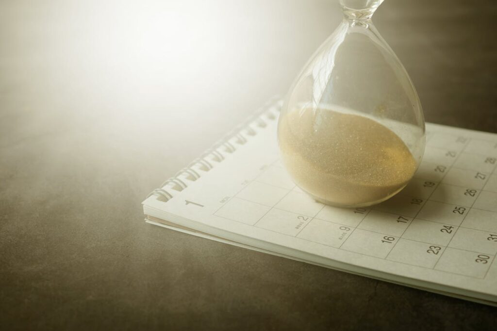 Nature morte avec un calendrier et un verre de sable