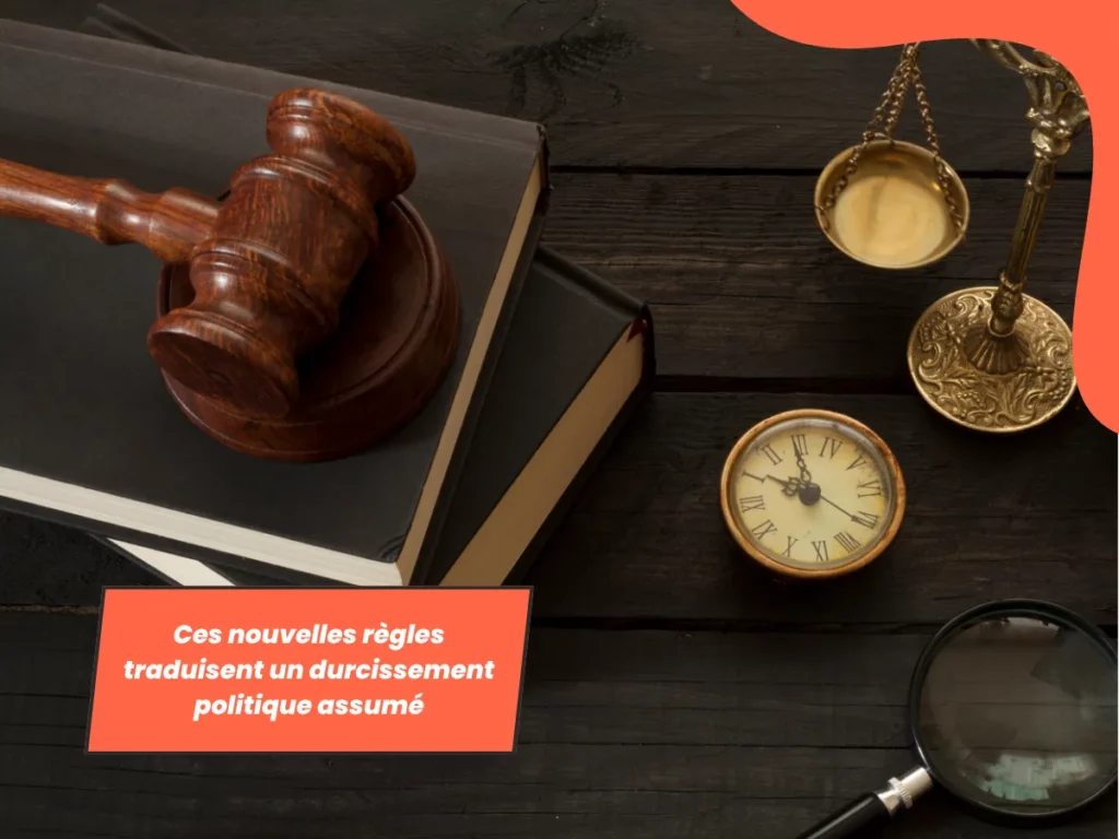 Marteau de juge, balance et loupe sur bureau juridique