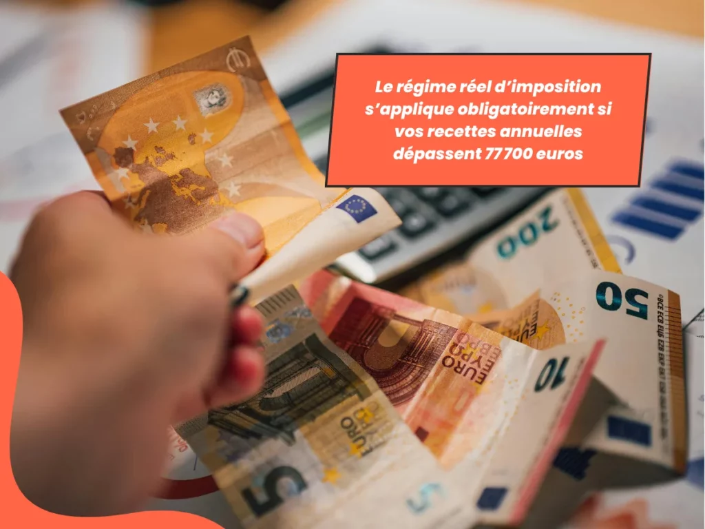 Main tenant des billets en euros avec calculatrice