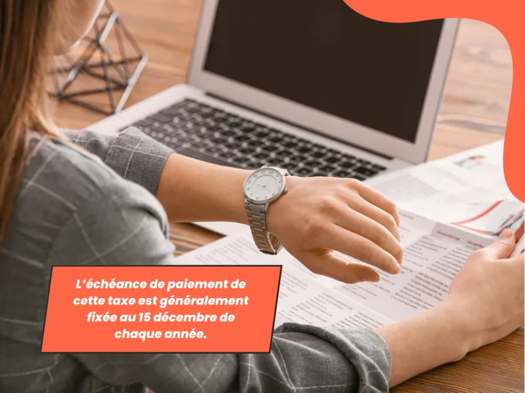 Femme regardant sa montre en lisant un document fiscal
