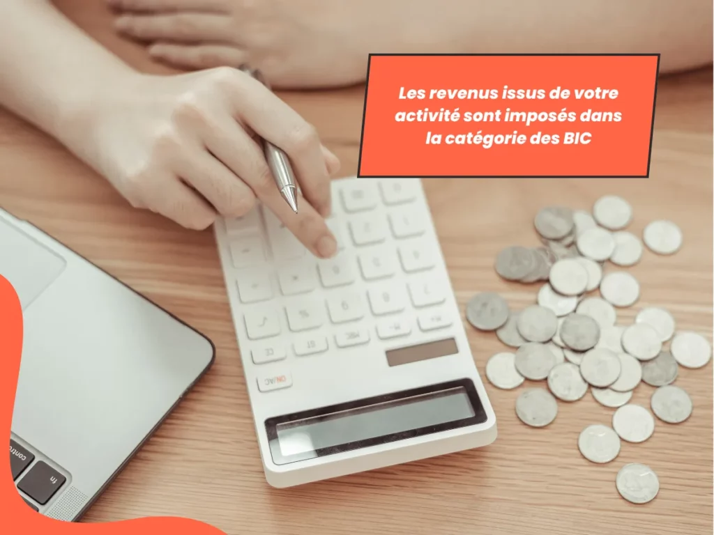 Main utilisant une calculatrice avec pièces de monnaie