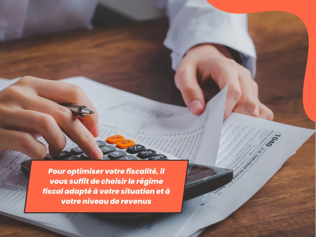 Main utilisant une calculatrice sur une déclaration d’impôts