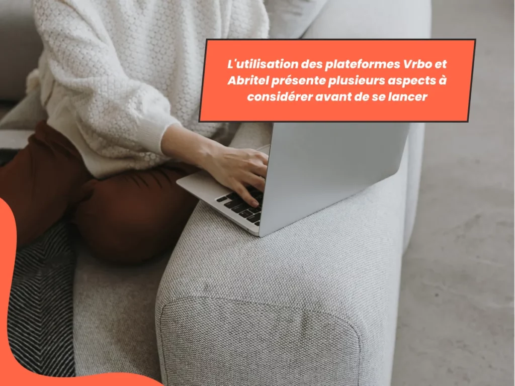 Personne sur canapé utilisant Vrbo Abritel, aspects essentiels